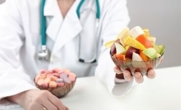 Toitumisnõustaja puuviljasalatiga