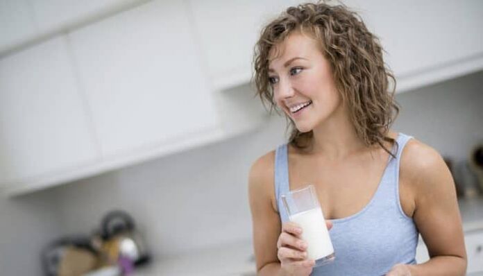 Tüdruk keefiri dieedil